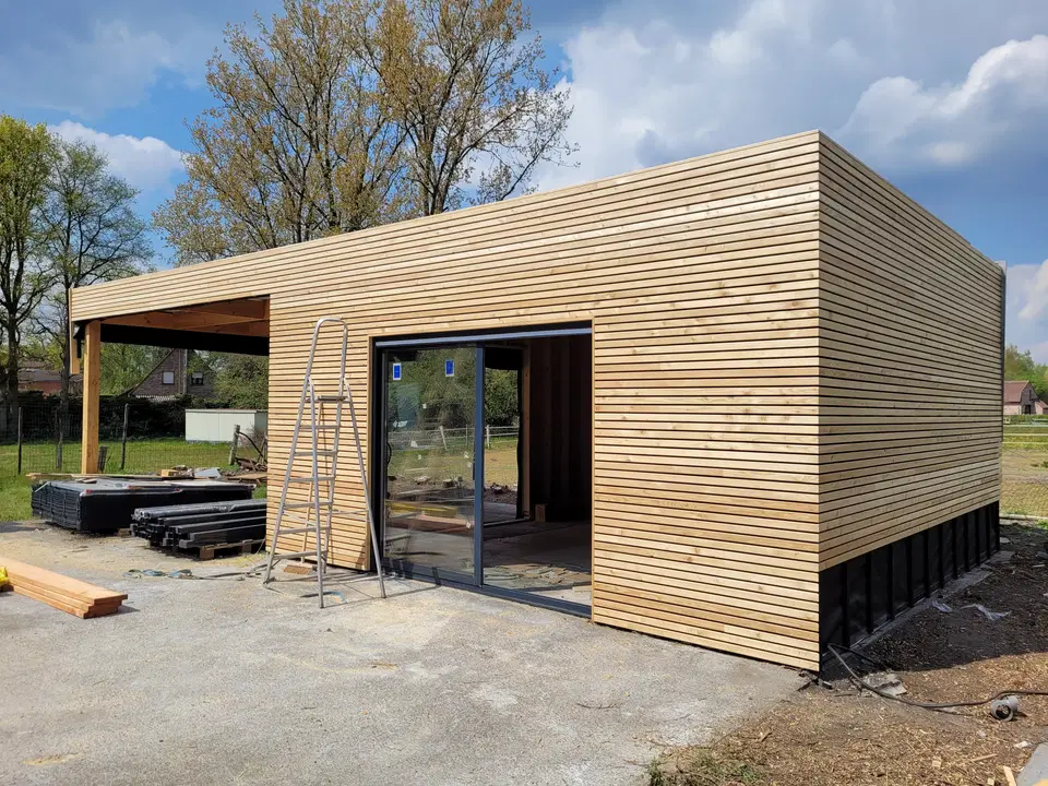 Le pavillon et son carport vus de face, l’échelle encore appuyée contre la façade
