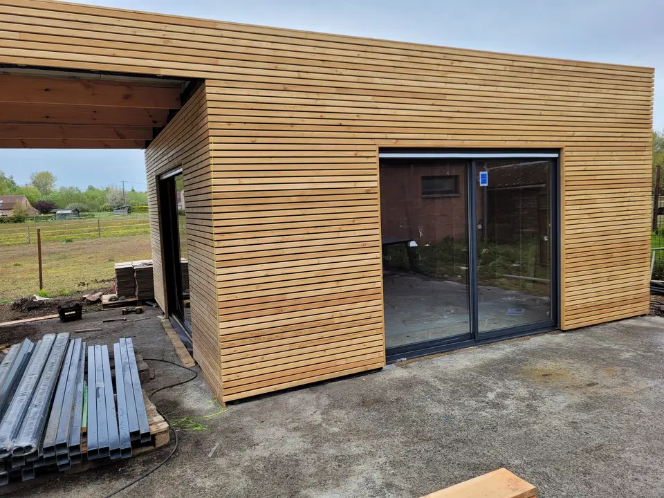 La façade et ses deux ouvertures, le carport ouvert sur les champs