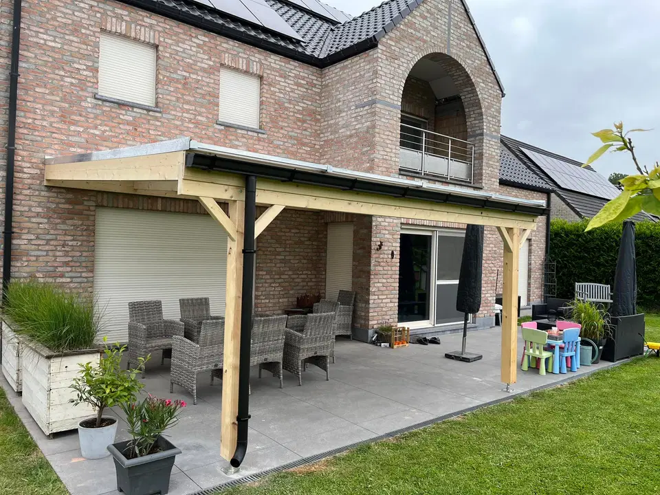 Une pergola adossée, couverture translucide — au début du chantier