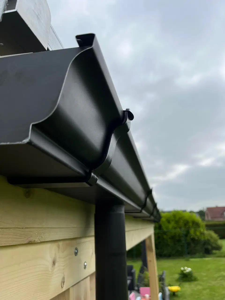 Une pergola adossée, couverture translucide — pendant les travaux