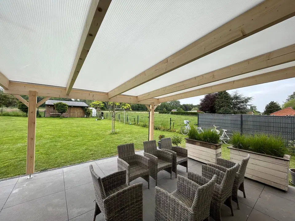 Une pergola adossée, couverture translucide — pendant les travaux