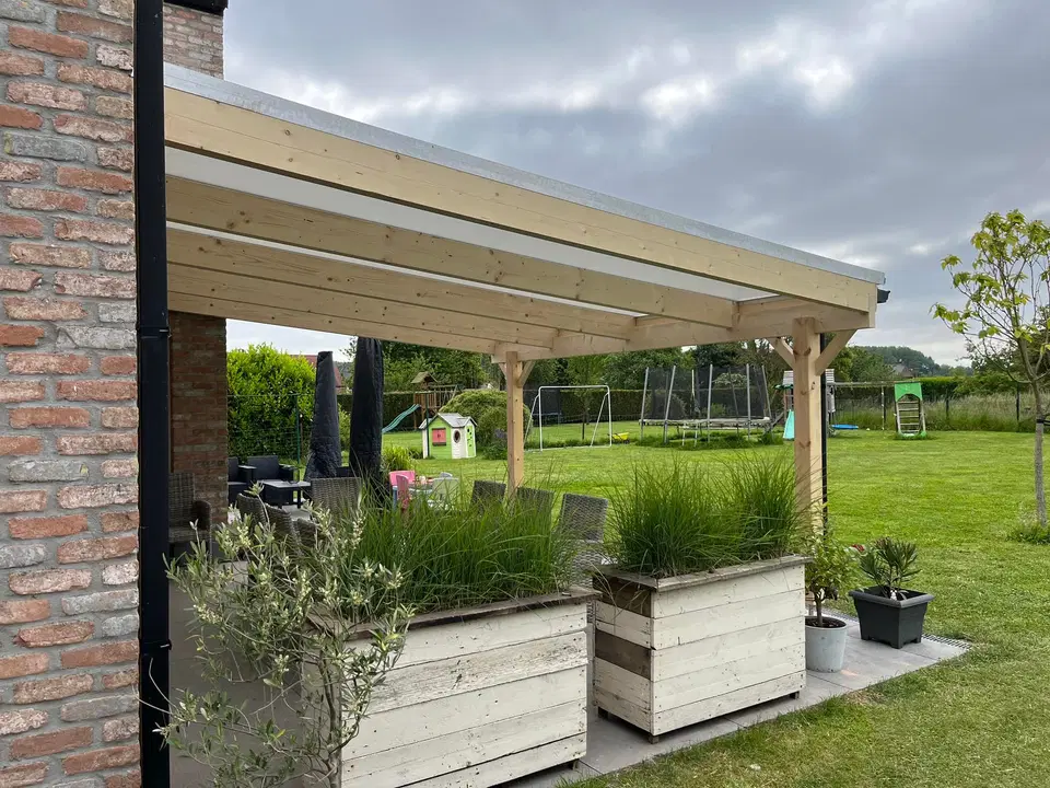 Une pergola adossée, couverture translucide — en fin de chantier