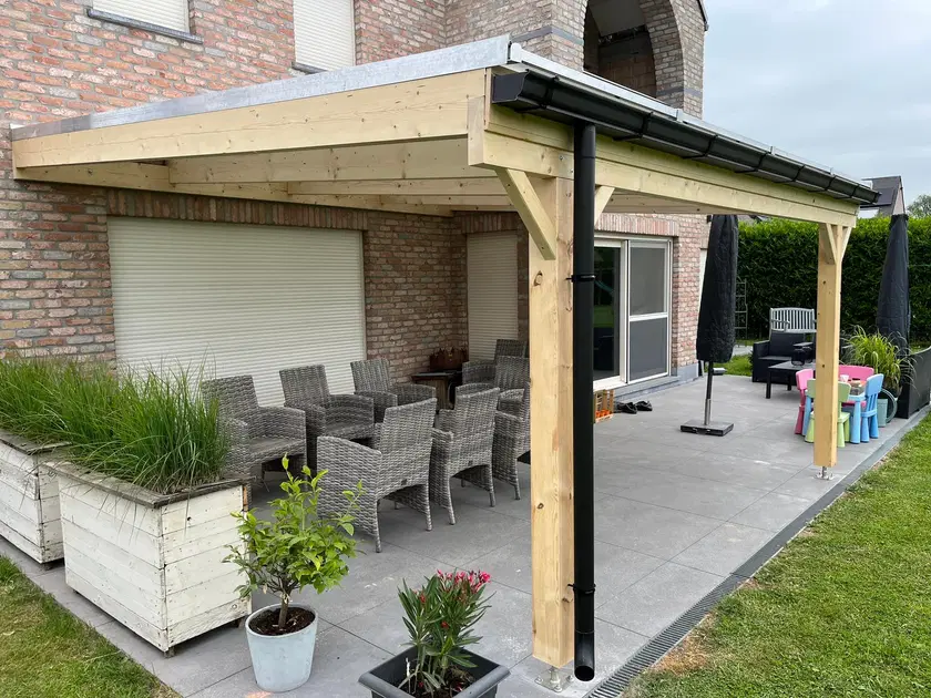 Une pergola adossée, couverture translucide