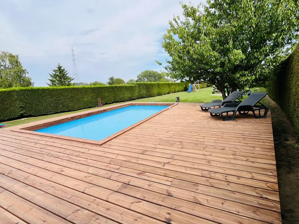 Une piscine hors-sol entourée d’une terrasse