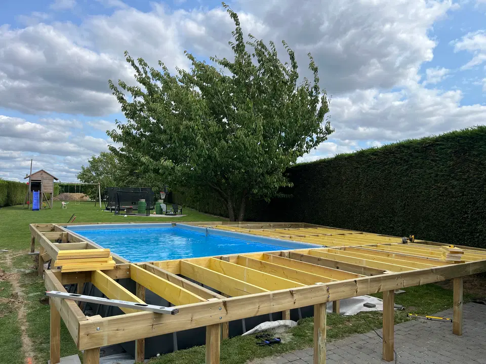 Une piscine hors-sol entourée d’une terrasse — au début du chantier