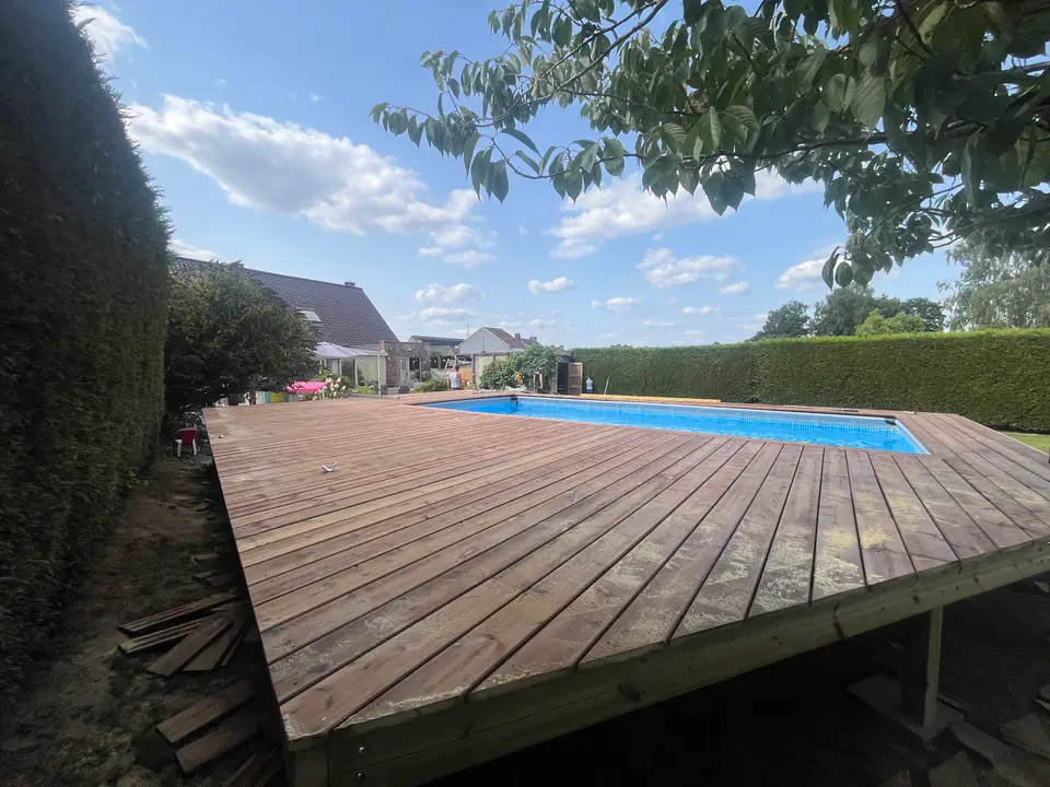 Une piscine hors-sol entourée d’une terrasse — pendant les travaux