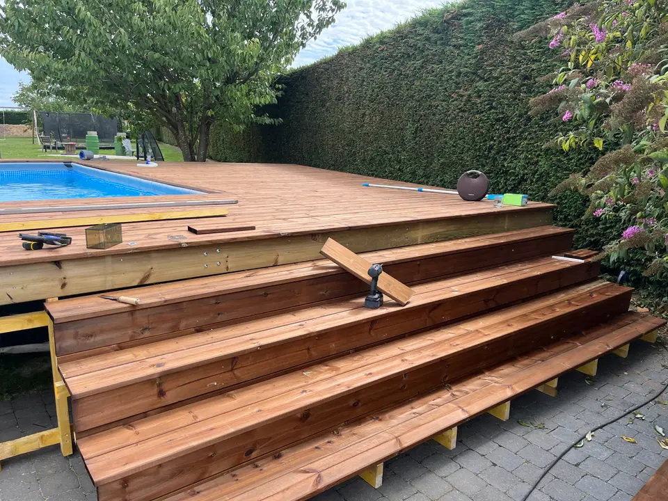 Une piscine hors-sol entourée d’une terrasse — pendant les travaux