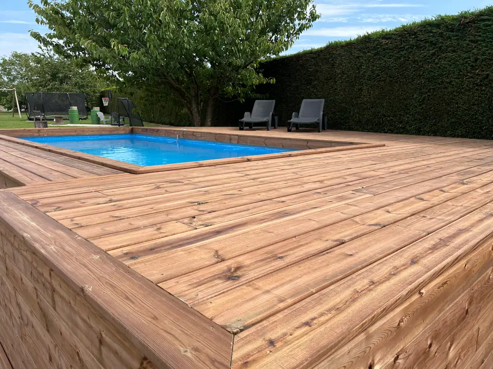Une piscine hors-sol entourée d’une terrasse — vers la fin du chantier