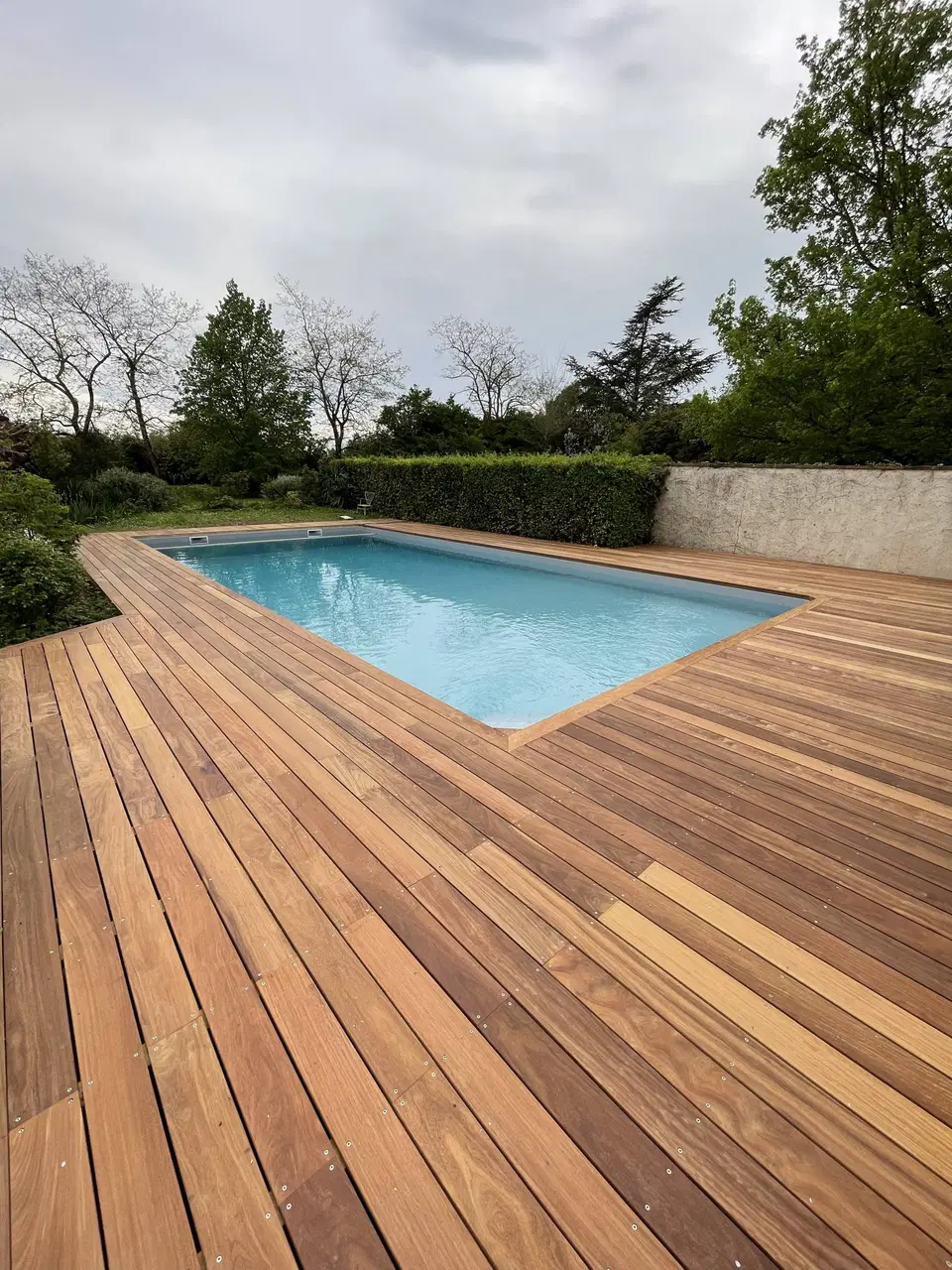 Une piscine hors-sol entourée d’une terrasse — vers la fin du chantier