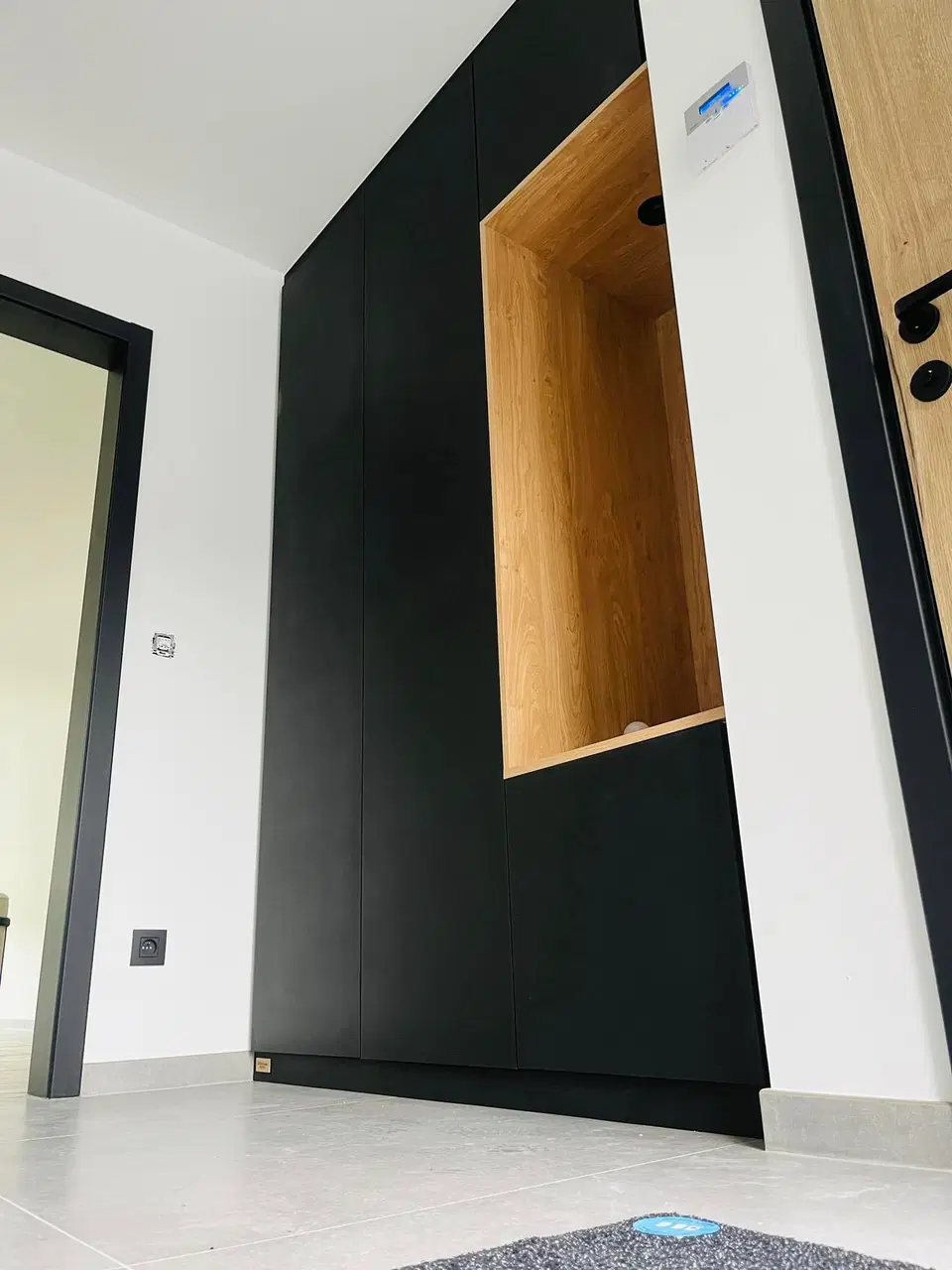 Placard de hall d’entrée en MDF noir — pendant les travaux