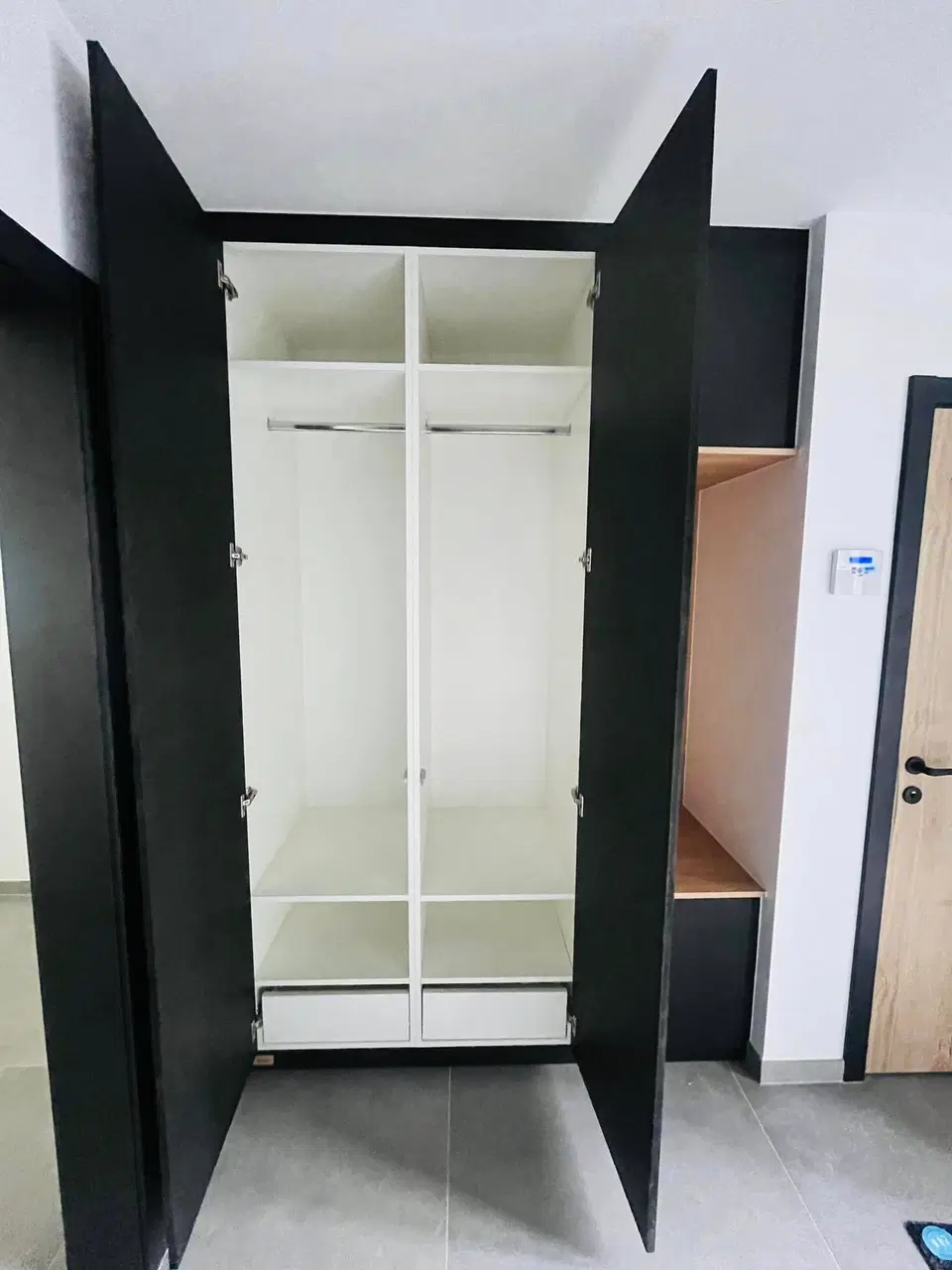 Placard de hall d’entrée en MDF noir — en fin de chantier