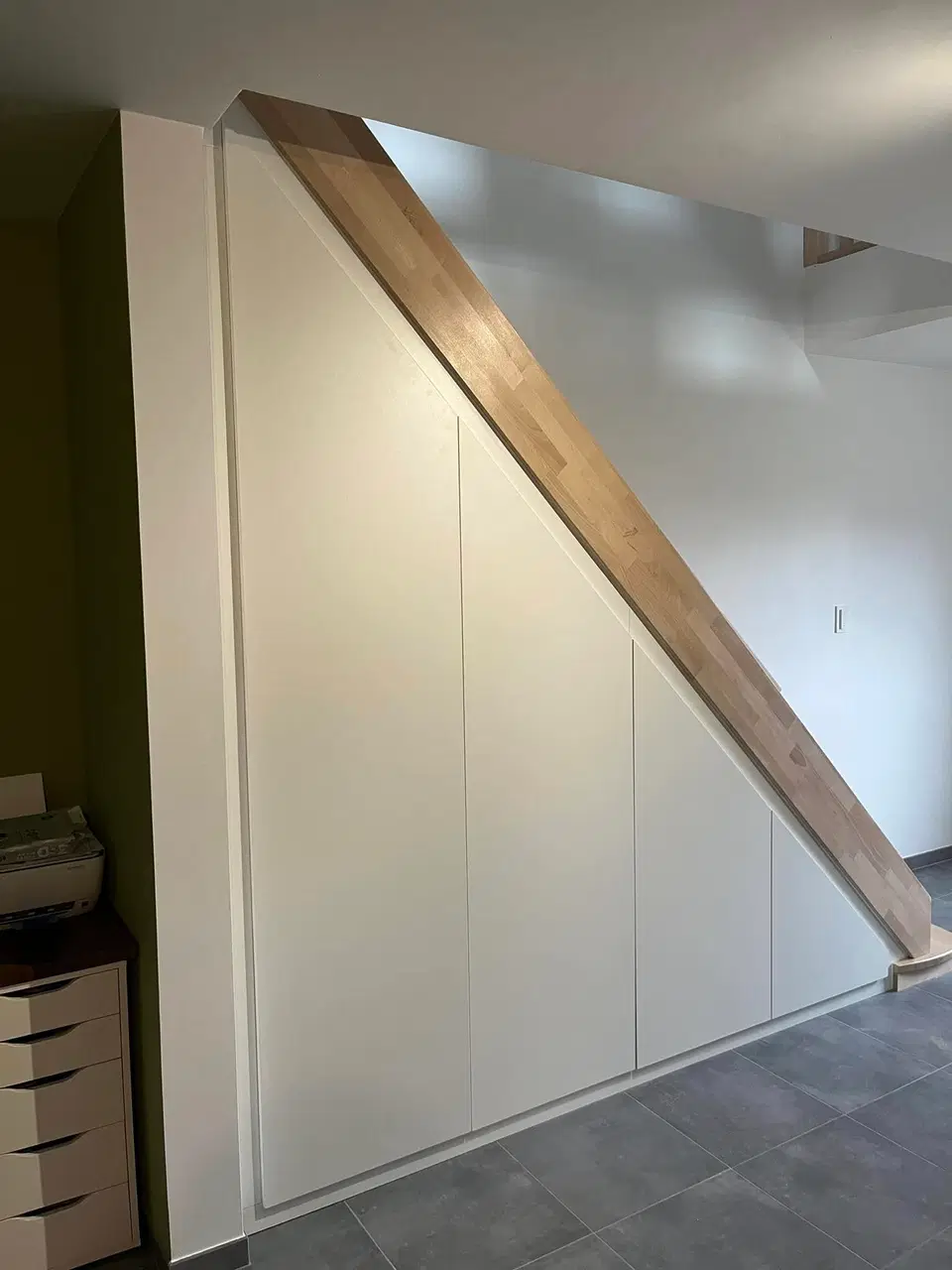 Un placard sous escalier, portes pleine hauteur — pendant les travaux