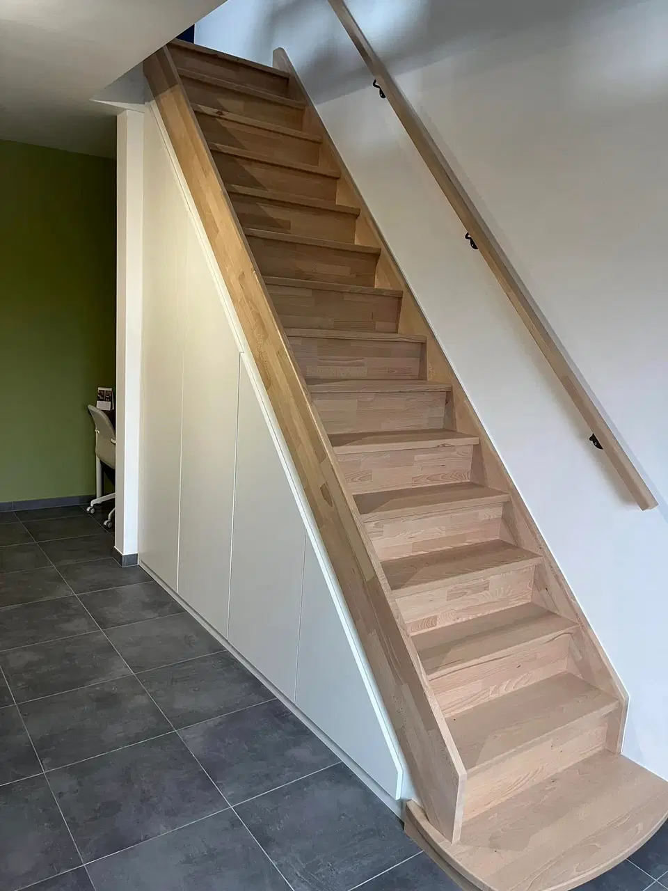 Un placard sous escalier, portes pleine hauteur — en fin de chantier