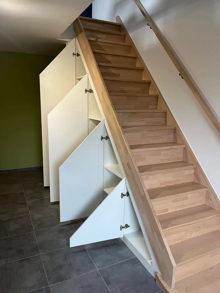 Un placard sous escalier, portes pleine hauteur