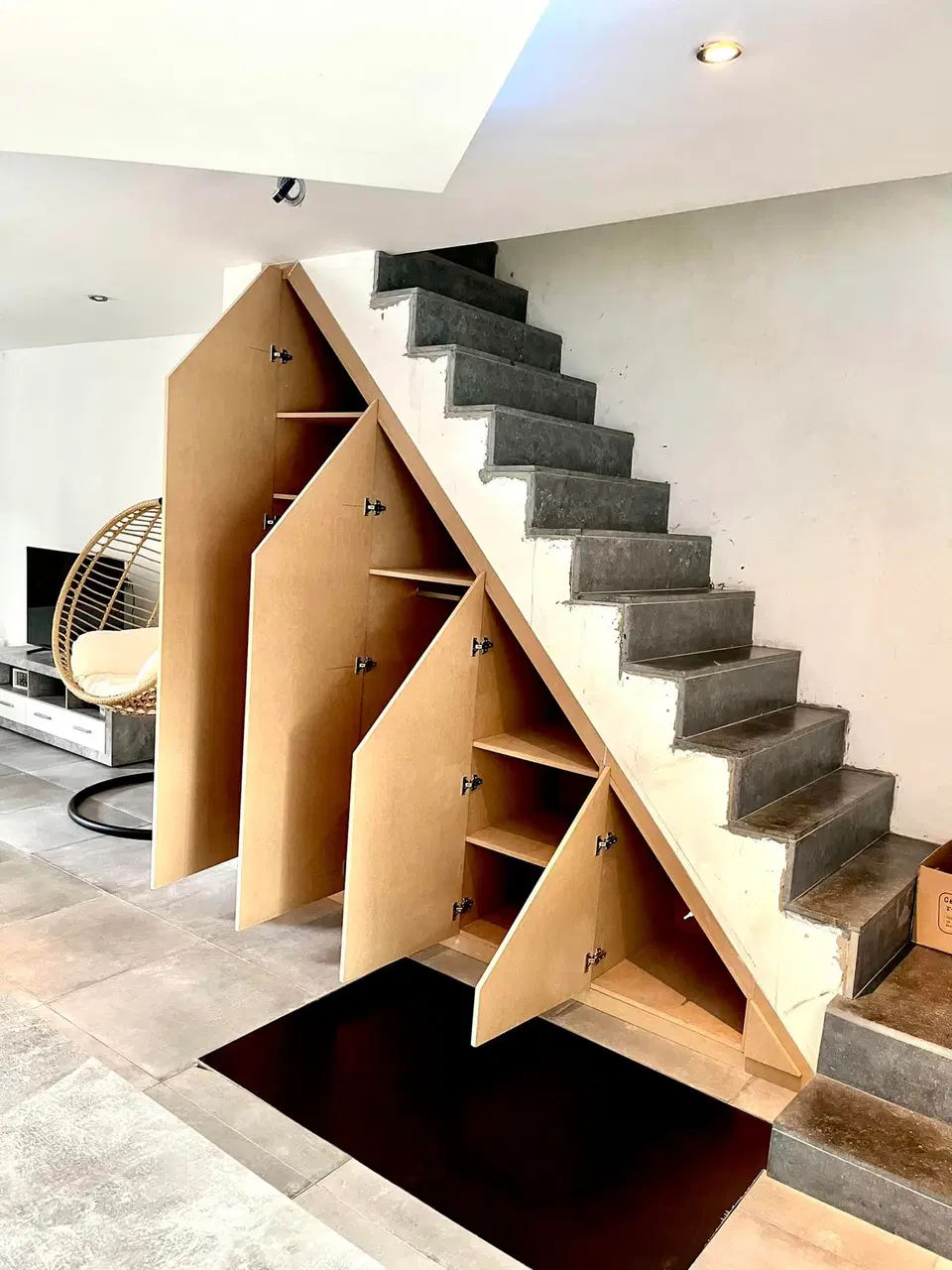 Un placard toute hauteur sous un escalier beton — en fin de chantier