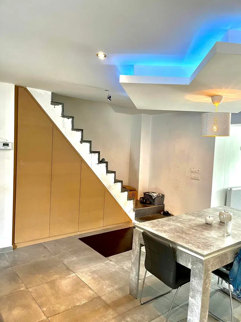Un placard toute hauteur sous un escalier beton