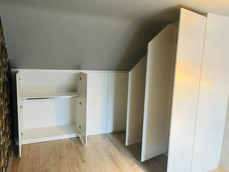 Des placards sous rampant, façades sans poignée — en fin de chantier