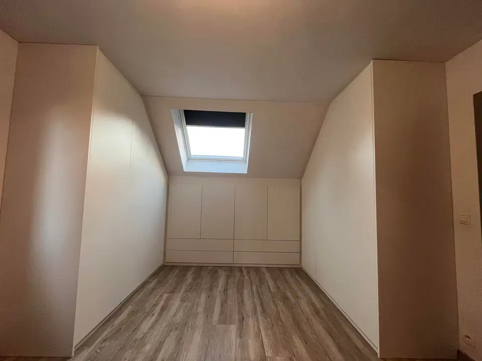 Des placards sous rampant, jusqu'à la lucarne — pendant les travaux
