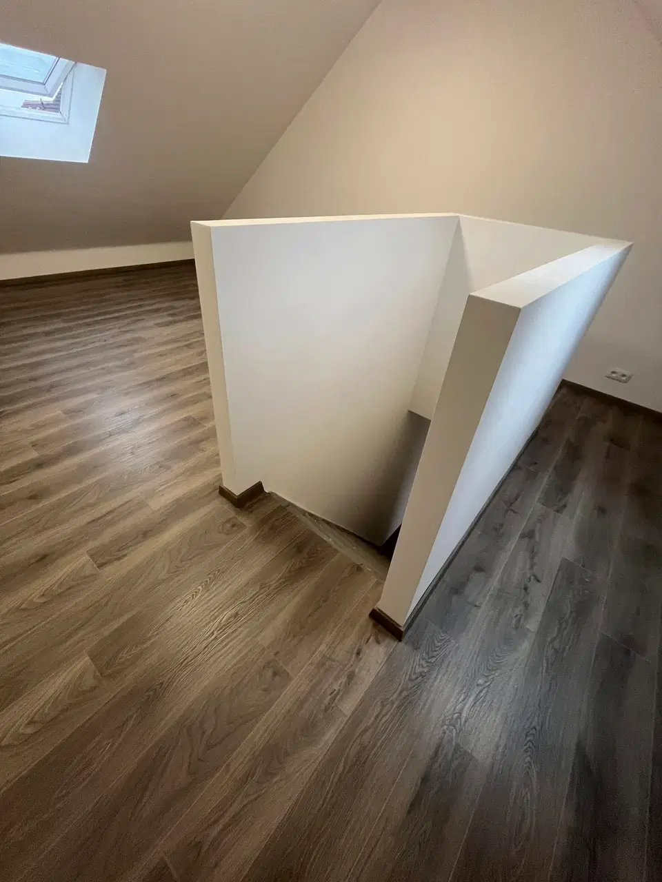 Un plancher gris posé dans tout un étage — au début du chantier