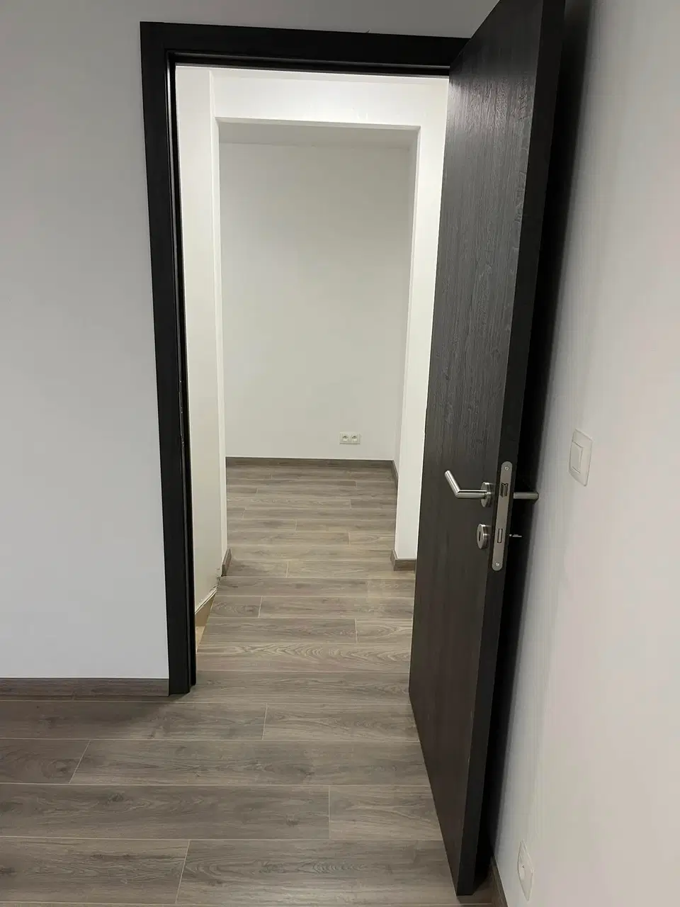 Un plancher gris posé dans tout un étage — au début du chantier