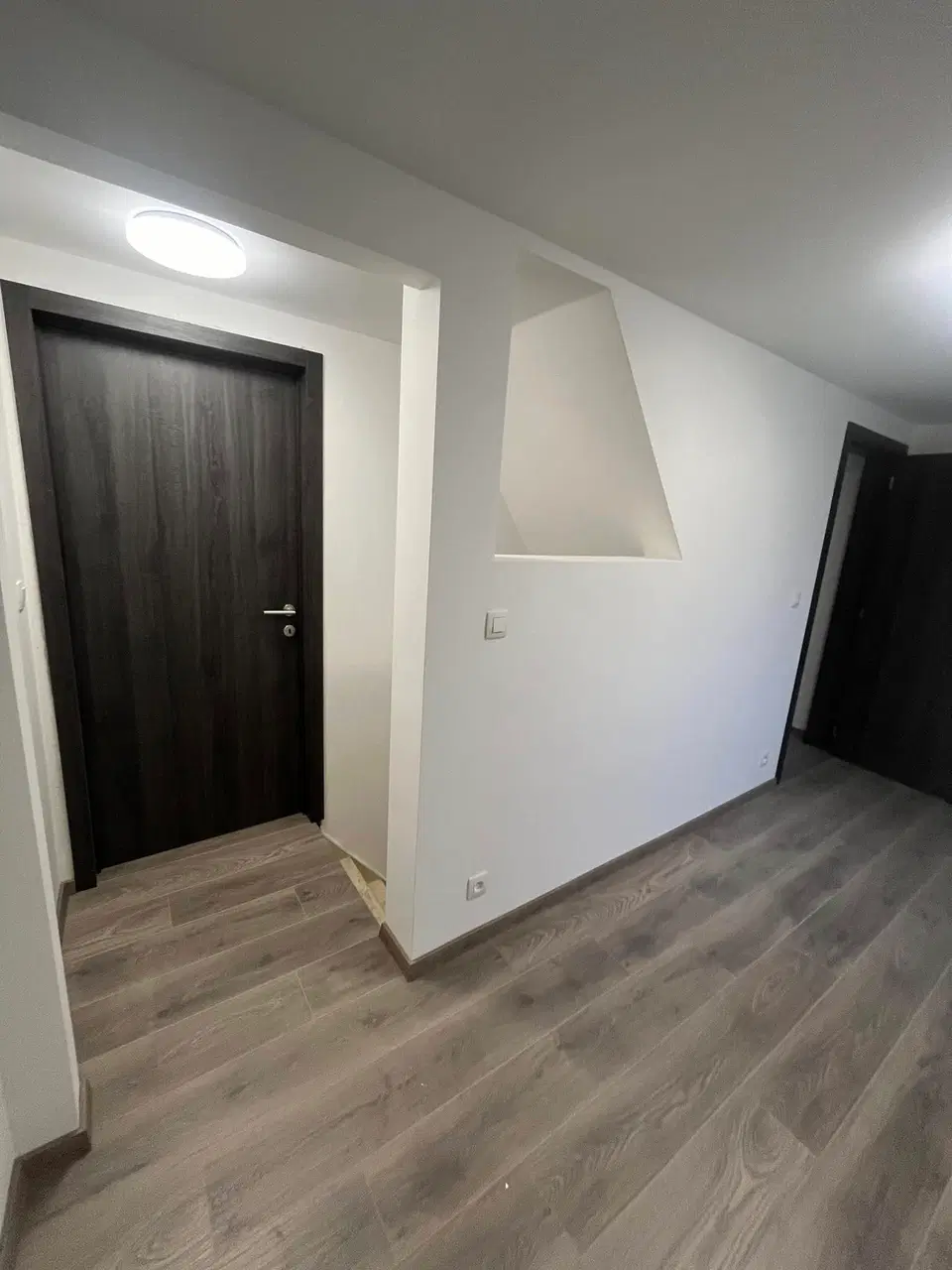 Un plancher gris posé dans tout un étage — pendant les travaux