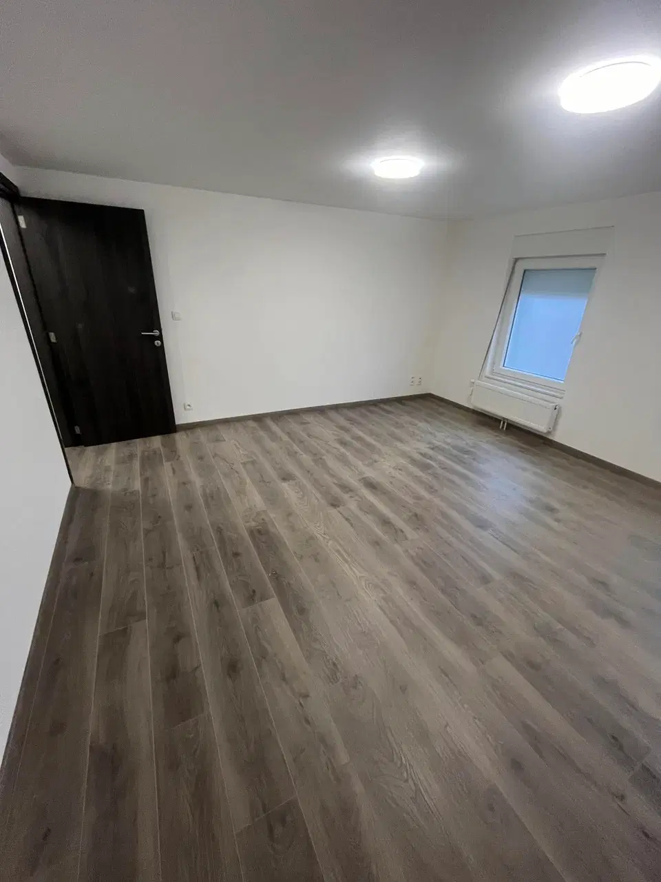 Un plancher gris posé dans tout un étage — pendant les travaux