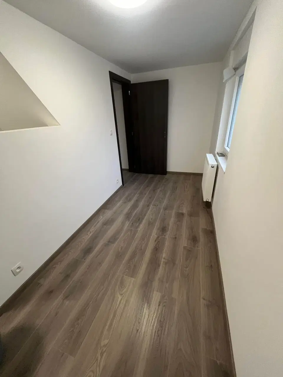 Un plancher gris posé dans tout un étage — vers la fin du chantier