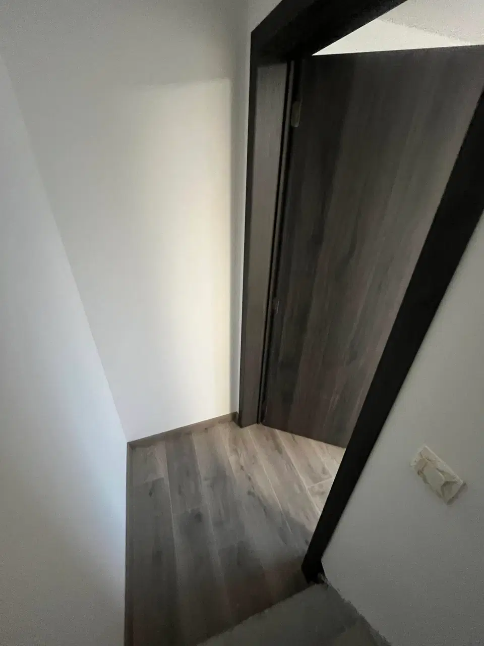 Un plancher gris posé dans tout un étage — vers la fin du chantier