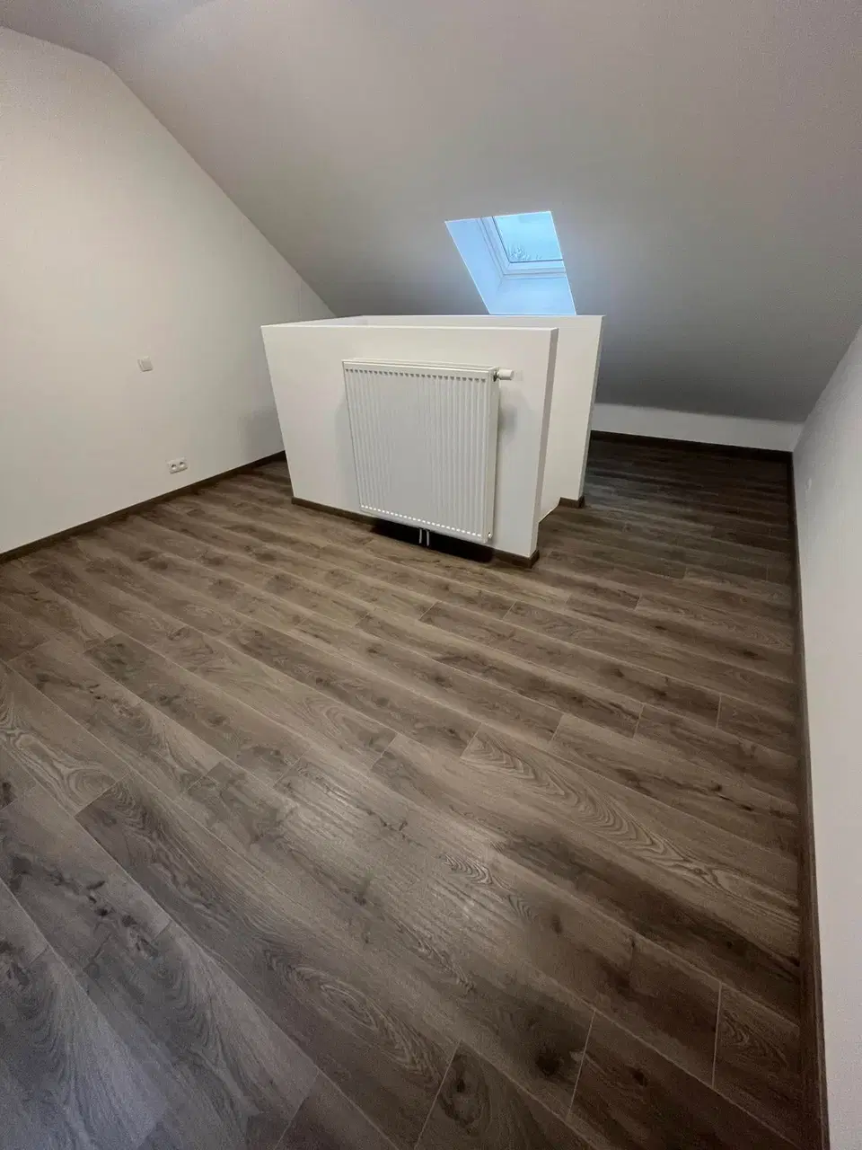 Un plancher gris posé dans tout un étage — vers la fin du chantier
