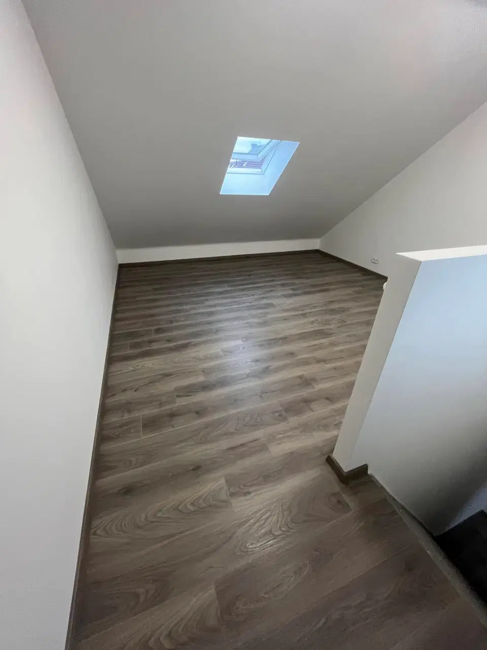 Un plancher gris posé dans tout un étage — en fin de chantier