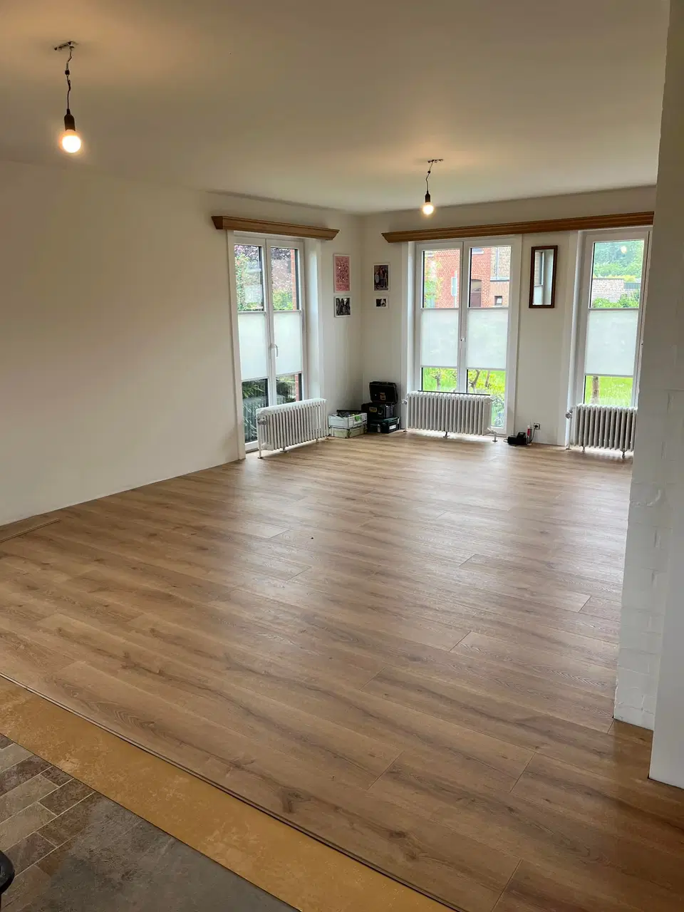 Un plancher neuf dans une pièce de réception