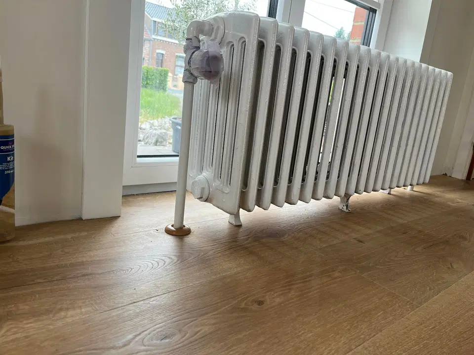 Un plancher neuf dans une pièce de réception — pendant les travaux