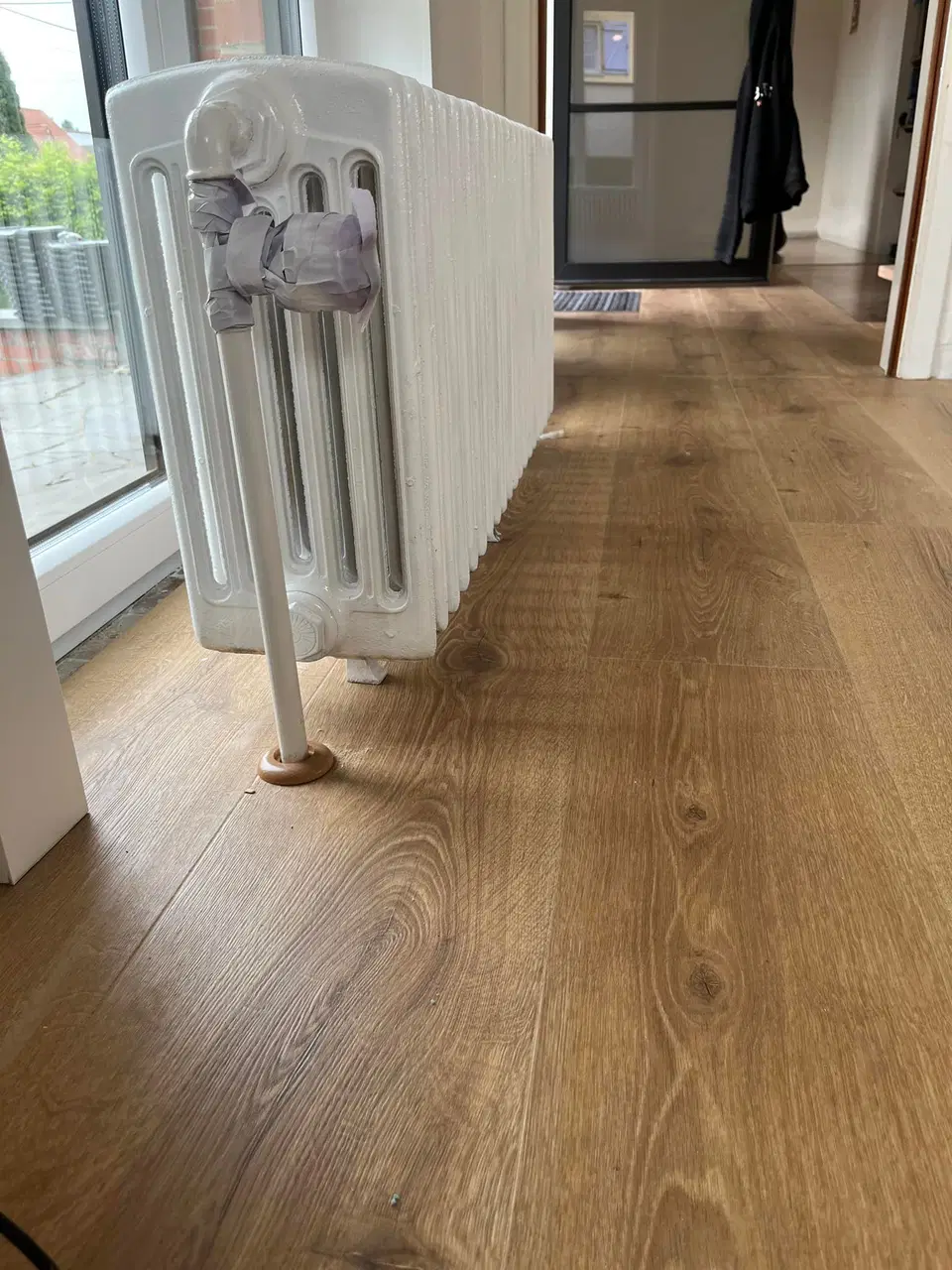 Un plancher neuf dans une pièce de réception — pendant les travaux