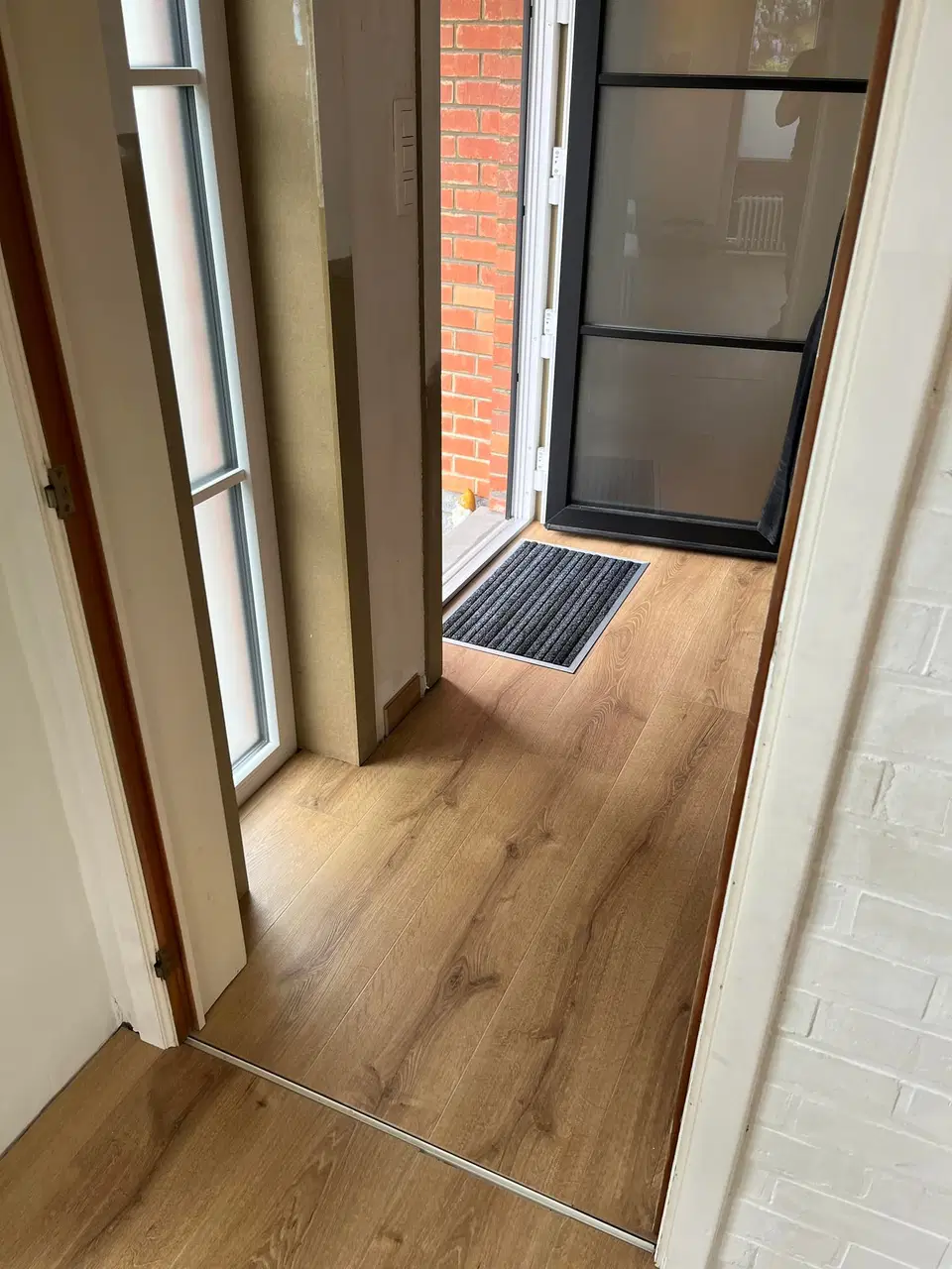 Un plancher neuf dans une pièce de réception — vers la fin du chantier