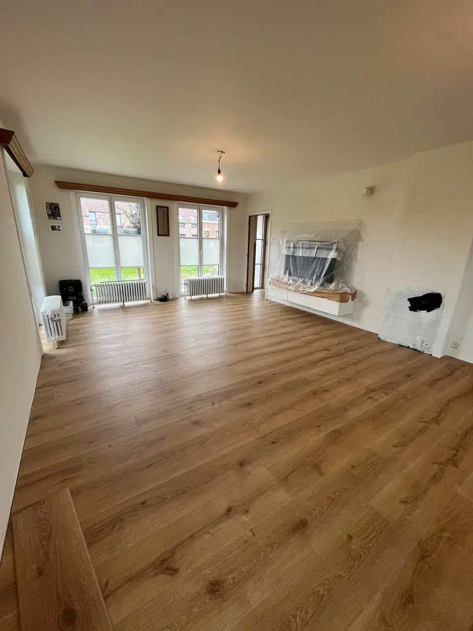 Un plancher neuf dans une pièce de réception — en fin de chantier