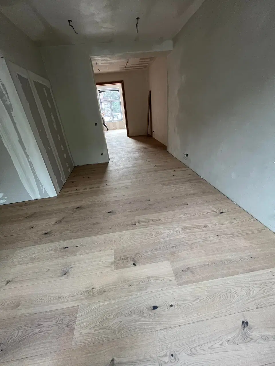 Un plancher neuf posé avant les finitions