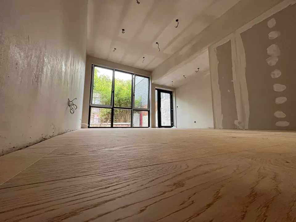 Un plancher neuf posé avant les finitions — au début du chantier