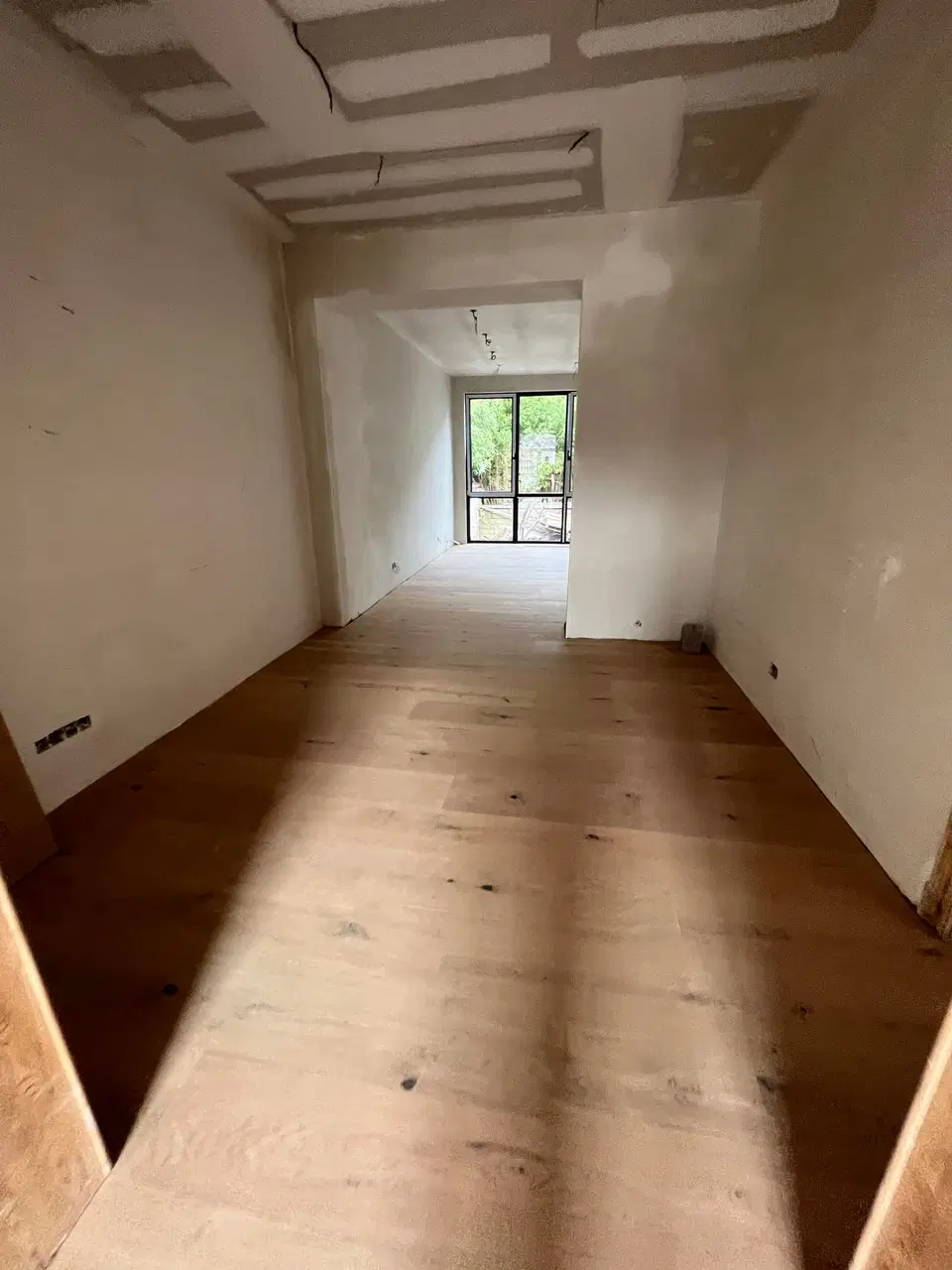 Un plancher neuf posé avant les finitions — pendant les travaux