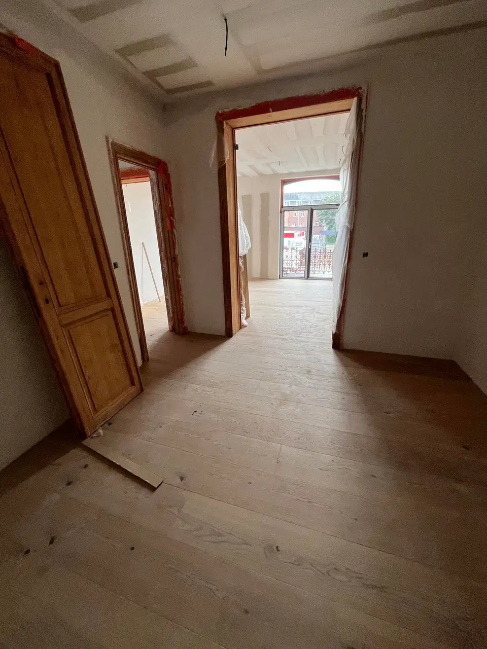 Un plancher neuf posé avant les finitions — pendant les travaux