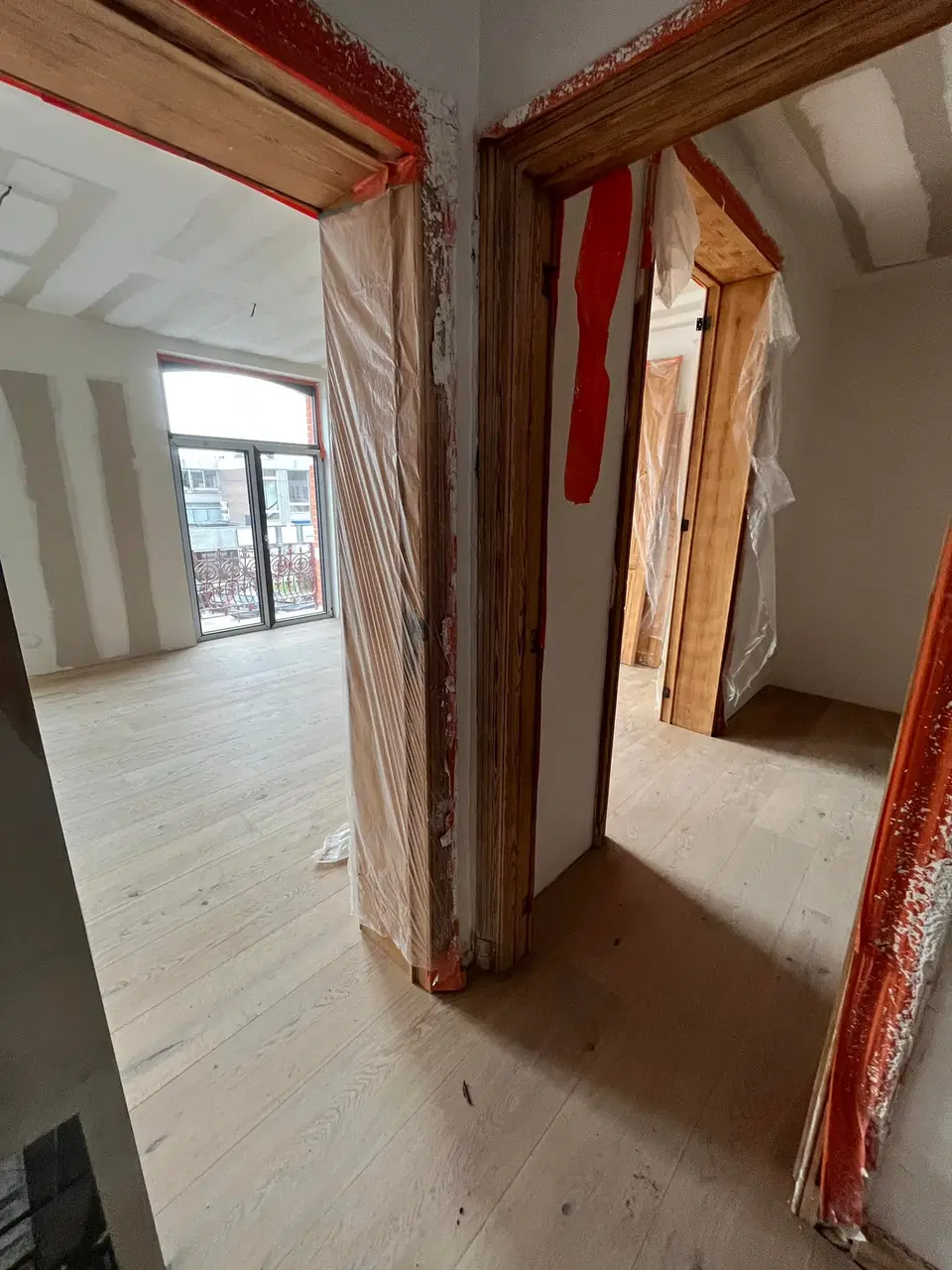 Un plancher neuf posé avant les finitions — vers la fin du chantier