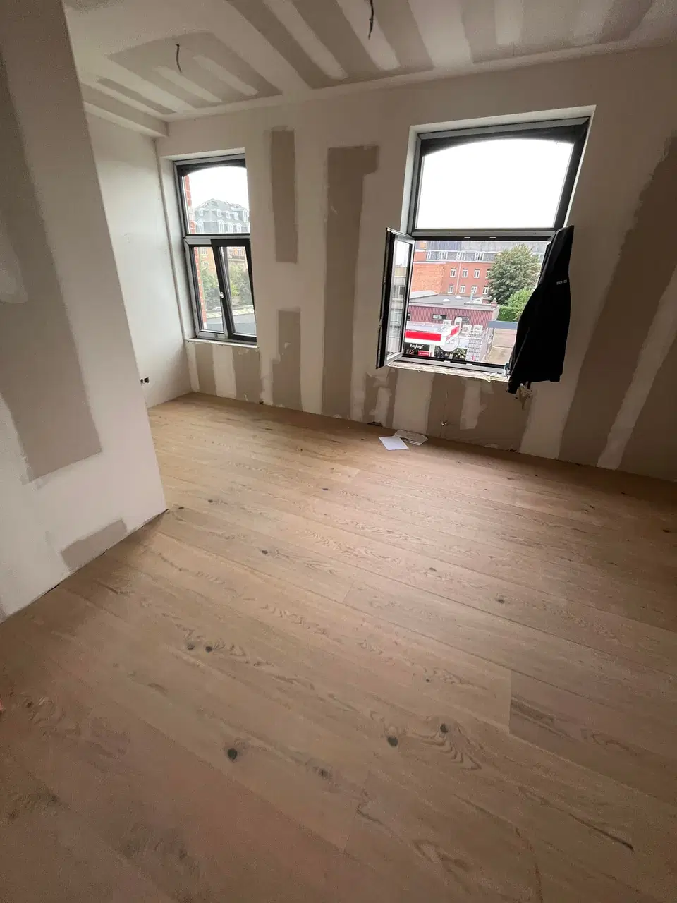 Un plancher neuf posé avant les finitions — vers la fin du chantier