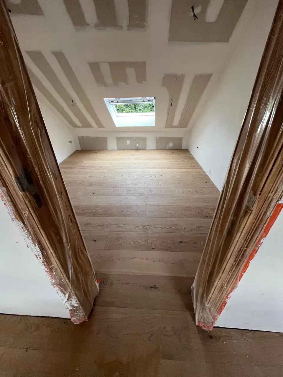 Un plancher neuf posé avant les finitions — en fin de chantier