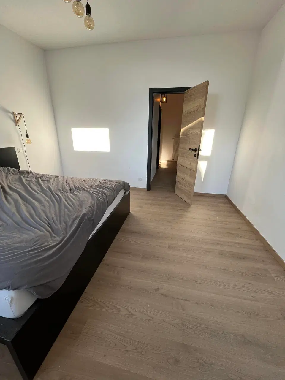 Un plancher posé pièce par pièce, du palier aux chambres — pendant les travaux