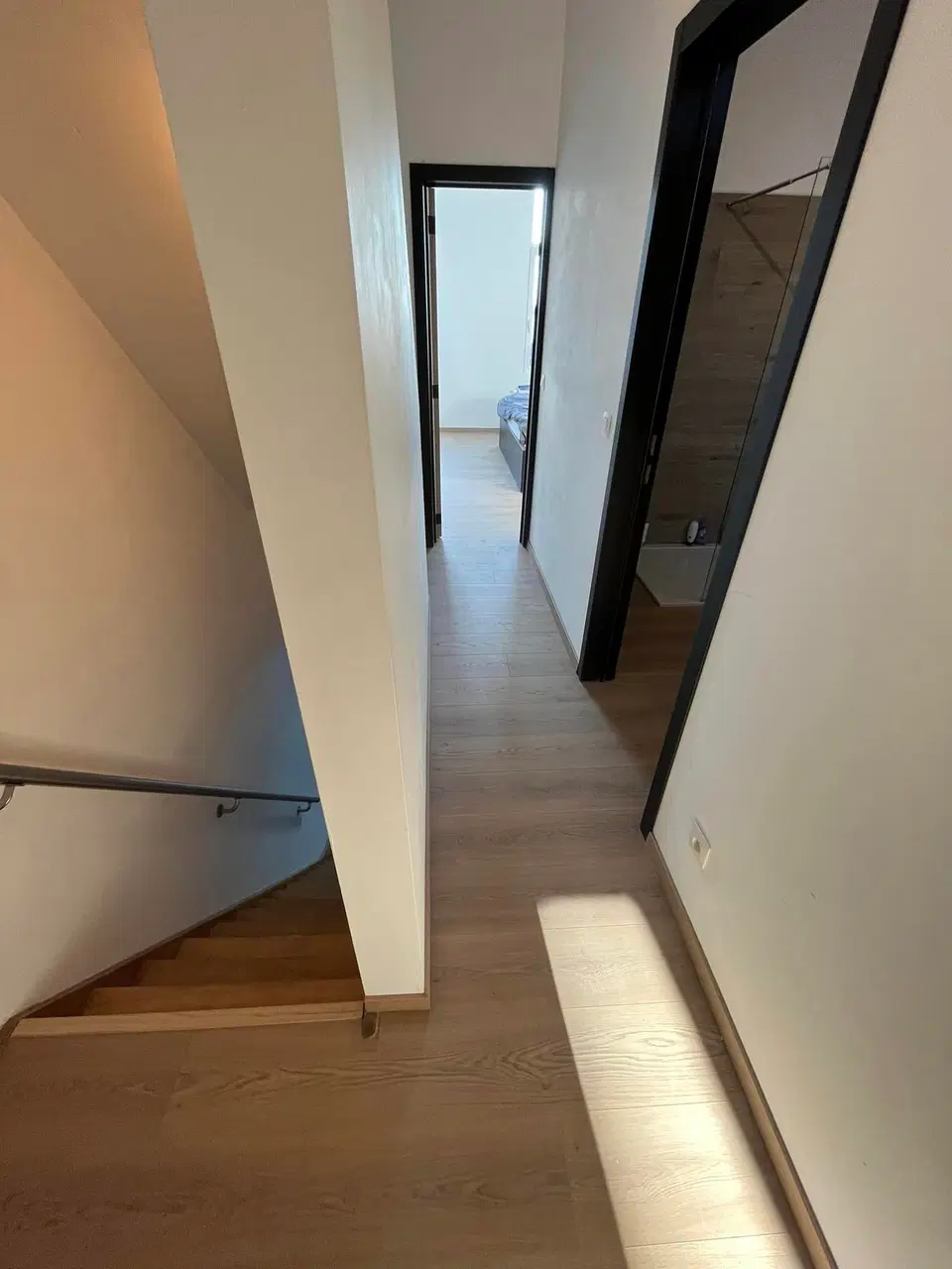 Un plancher posé pièce par pièce, du palier aux chambres — vers la fin du chantier