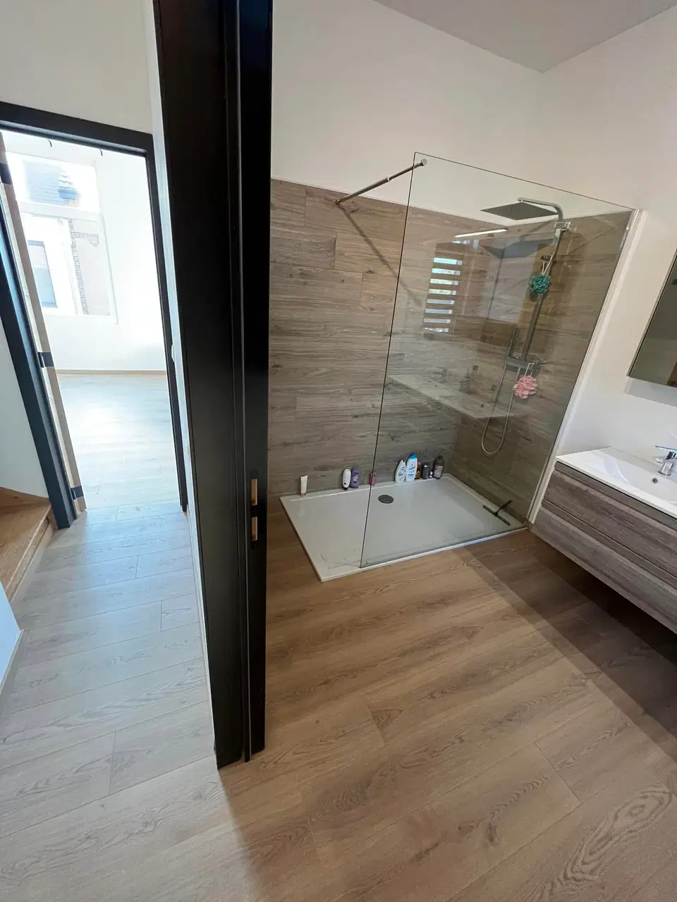 Un plancher posé pièce par pièce, du palier aux chambres — vers la fin du chantier