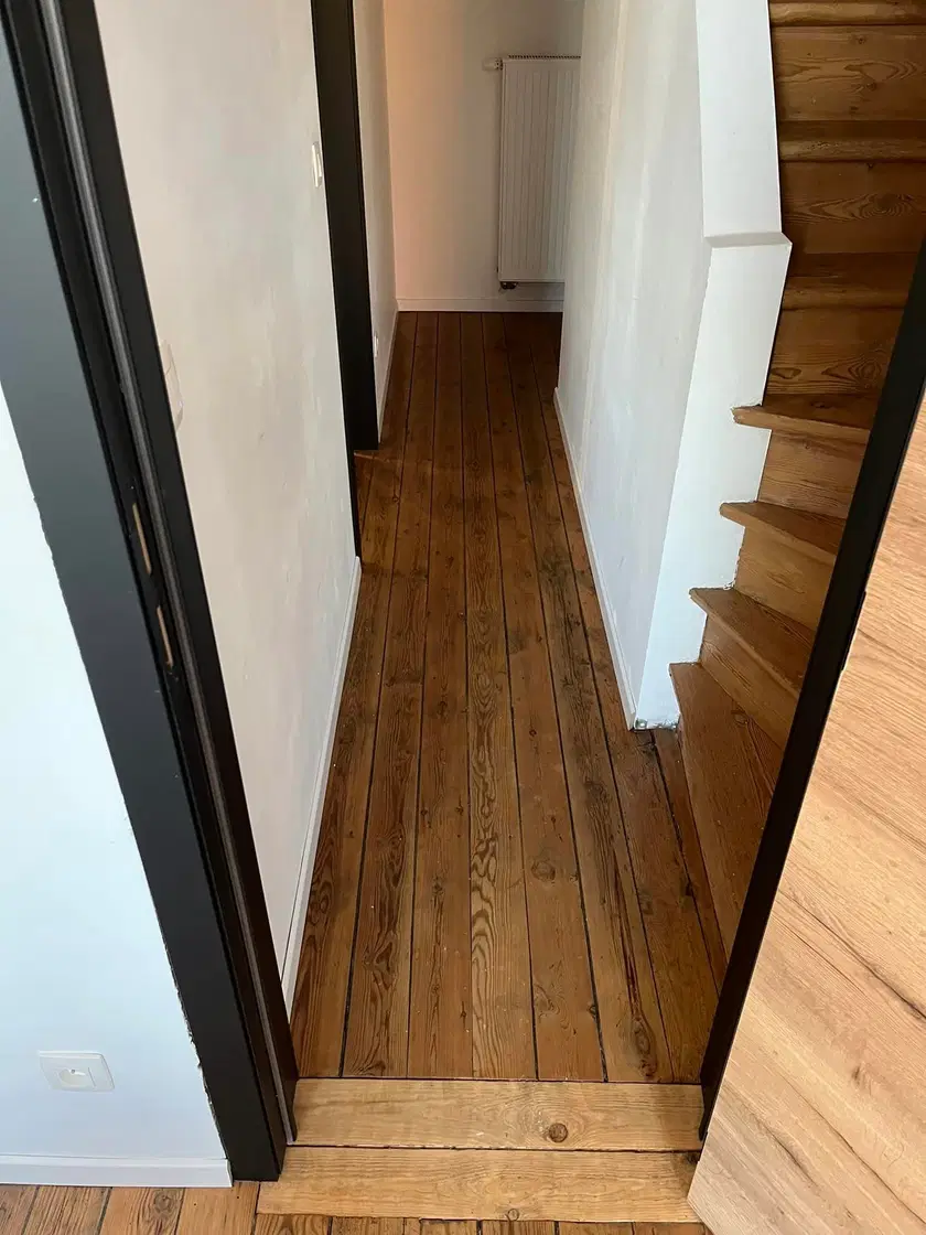 Un plancher posé pièce par pièce, du palier aux chambres