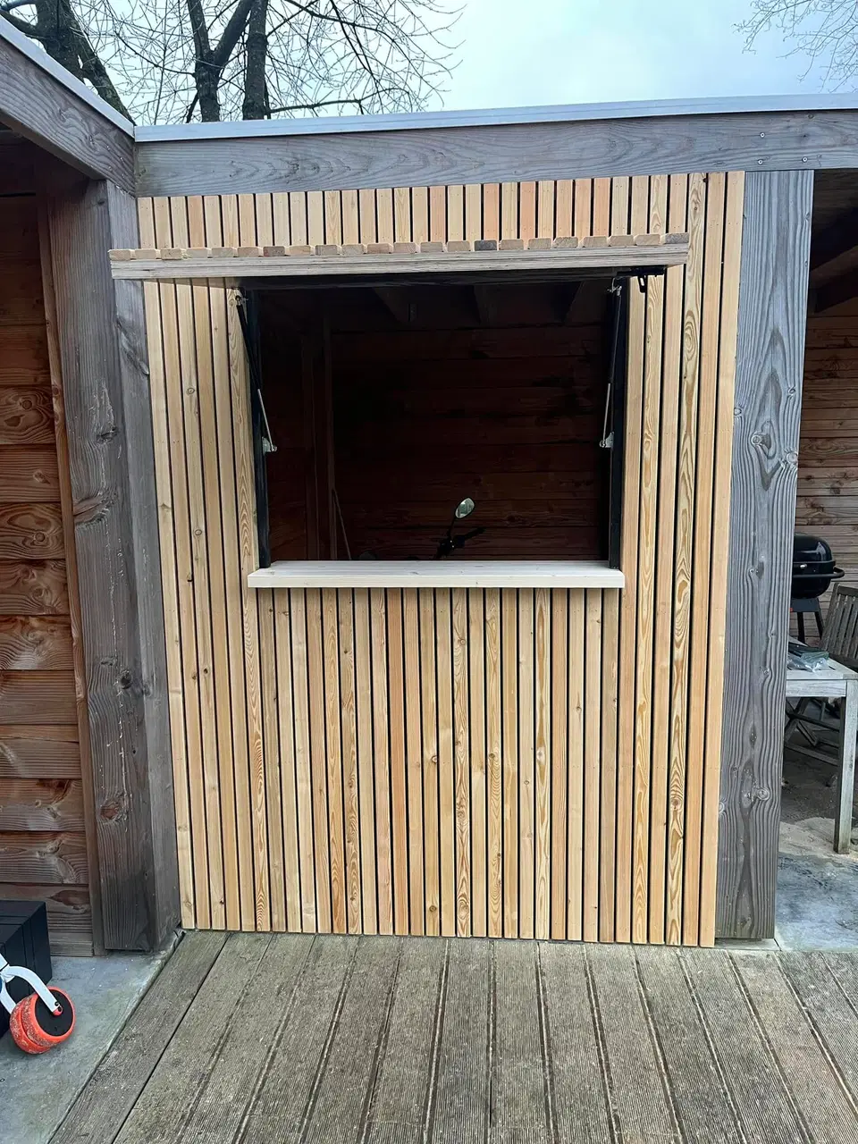 Pool house : vestiaire et bar extérieur — pendant les travaux