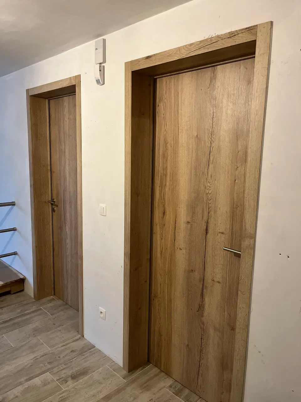 Porte intérieure Real Wood et cache-collecteur — au début du chantier