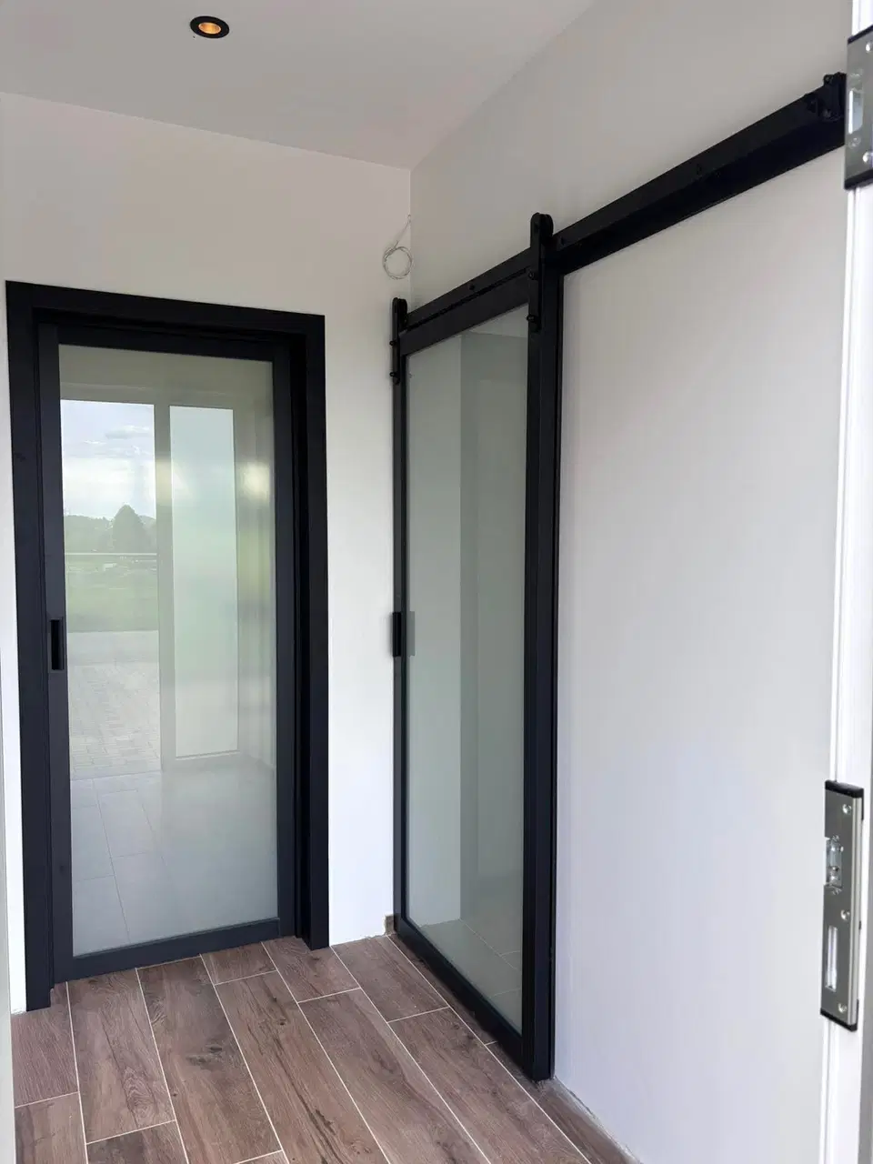 Portes battantes et coulissantes d’un cabinet médical — pendant les travaux