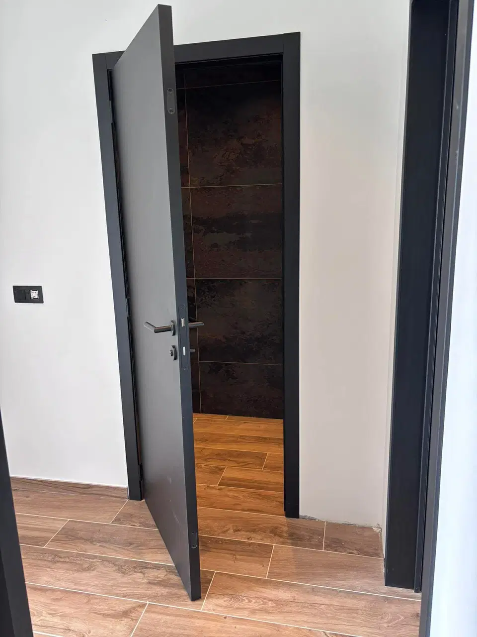 Portes battantes et coulissantes d’un cabinet médical — vers la fin du chantier